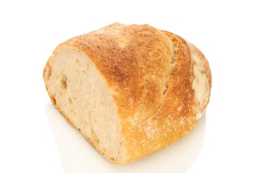 Beyaz arka planda izole edilmiş yarım somun ekmek, yakın plan..