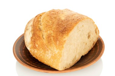 Kil tabaktaki şömine ekmeğinin yarısı beyaz arka planda izole edilmiş, yakın plan..