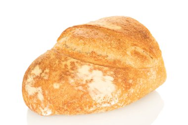 Beyaz arka planda izole edilmiş yarım somun ekmek, yakın plan..