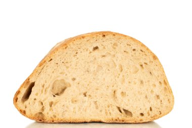 Bir parça ocak ekmeği beyaz arka planda izole edilmiş, yakın plan.