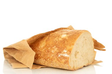 Beyaz arka planda izole edilmiş bir kese kağıdıyla yarım somun ekmek..