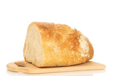 Bambu tahtasındaki şömine ekmeğinin yarısı beyaz arka planda, yakın planda izole edilmiş..