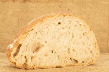 Jüt kumaş üzerinde bir parça ocak ekmeği, yakın plan..