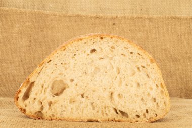 Jüt kumaş üzerinde bir parça ocak ekmeği, yakın plan..
