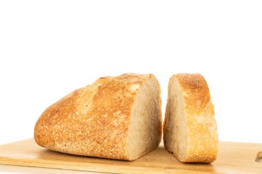 Bambu tahtasındaki şömine ekmeğinin yarısı beyaz arka planda, yakın planda izole edilmiş..