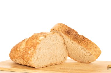 Bambu tahtasındaki şömine ekmeğinin yarısı beyaz arka planda, yakın planda izole edilmiş..
