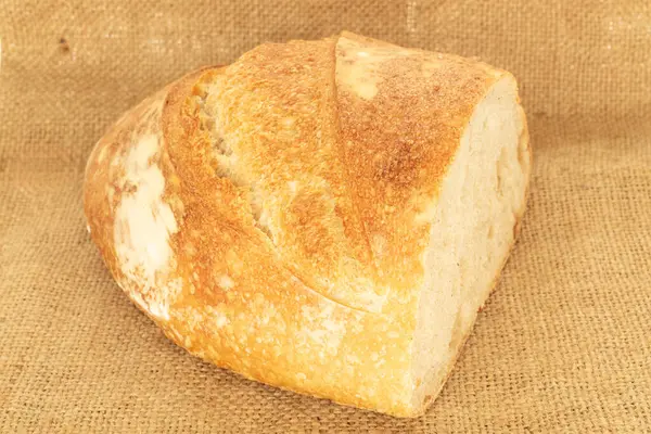 Yarım somun ekmek ve jüt çanta, yakın plan..