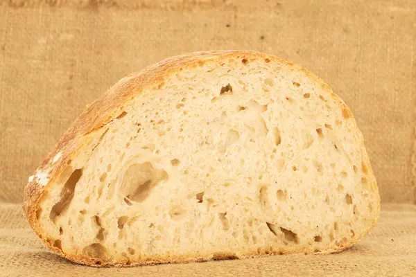 Jüt kumaş üzerinde bir parça ocak ekmeği, yakın plan..