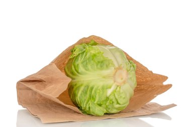 Kese kağıdında taze bir lahana, yakın plan, beyaz arka planda izole edilmiş..