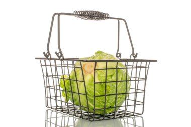 Sepette taze bir lahana, makro, beyaz arka planda izole edilmiş..