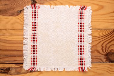 Evde işlemeli keten peçeteler, yakın çekim, üst görünüm..