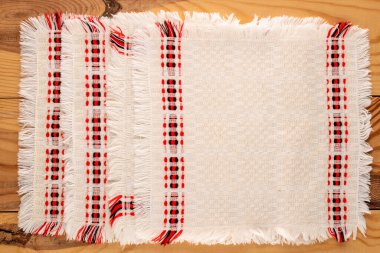 Evde işlemeli keten peçeteler, yakın çekim, üst görünüm..