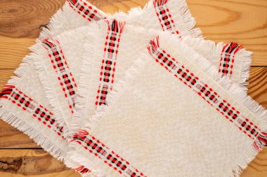 Evde işlemeli keten peçeteler, yakın çekim, üst görünüm..