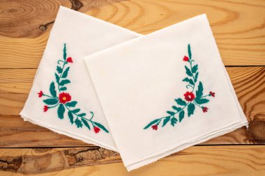 Evde işlemeli keten peçeteler, yakın çekim, üst görünüm..