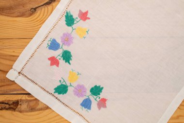 Evde işlemeli keten peçeteler, yakın çekim, üst görünüm..