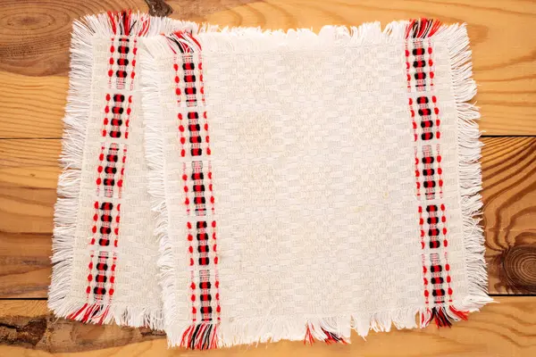 Evde işlemeli keten peçeteler, yakın çekim, üst görünüm..