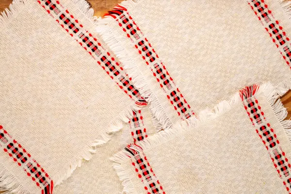 Evde işlemeli keten peçeteler, yakın çekim, üst görünüm..