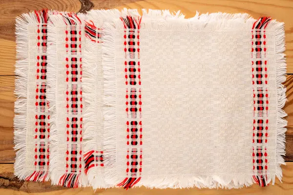 Evde işlemeli keten peçeteler, yakın çekim, üst görünüm..