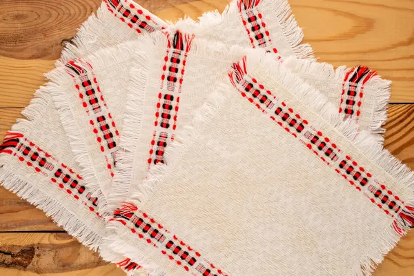 Evde işlemeli keten peçeteler, yakın çekim, üst görünüm..