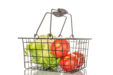 Taze sebzeler, lahana ve domatesler, metal bir sepetin içinde, beyaz arka planda izole edilmiş, yakın plan..