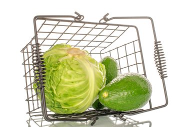 Taze sebzeler, lahana ve avokado, metal bir sepetin içinde, beyaz arka planda izole edilmiş, yakın plan..