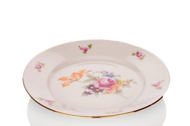 Bir seramik tabak, yakın plan, beyaz arka planda izole edilmiş..