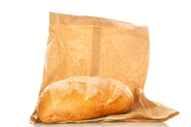 Bir buğday rulosu, yakın plan, beyaz arka planda izole edilmiş.