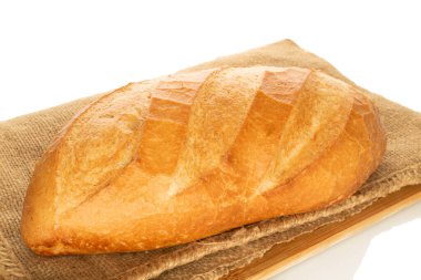 Bir buğday rulosu, yakın plan, beyaz arka planda izole edilmiş.