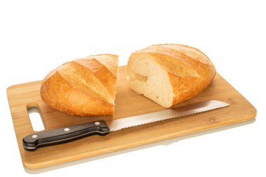 Bir buğday rulosu, yakın plan, beyaz arka planda izole edilmiş.