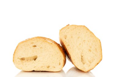 Bir buğday rulosu, yakın plan, beyaz arka planda izole edilmiş.