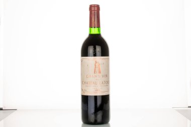 Bir şişe eski şarap, makro, beyaz arka planda izole edilmiş..