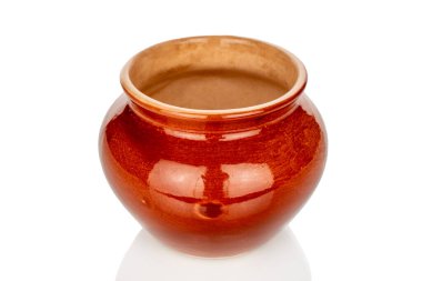 Bir seramik sürahi, yakın plan, beyaz arkaplanda izole edilmiş..