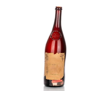 Bir boş şarap şişesi, yakın plan, beyaz arka planda izole edilmiş..