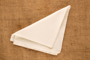 Jüt kumaş üzerine keten peçeteler, yakın plan, üst manzara..