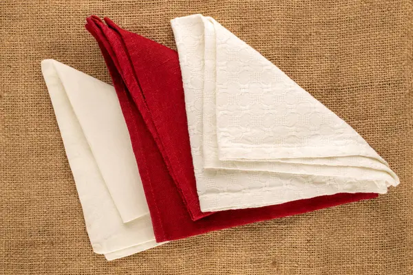 Jüt kumaş üzerine keten peçeteler, yakın plan, üst manzara..