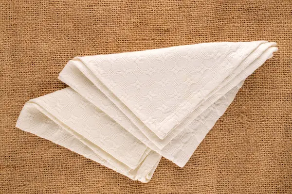 Jüt kumaş üzerine keten peçeteler, yakın plan, üst manzara..