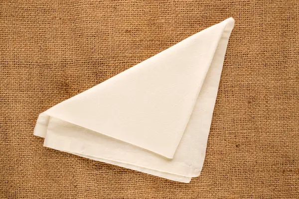Jüt kumaş üzerine keten peçeteler, yakın plan, üst manzara..