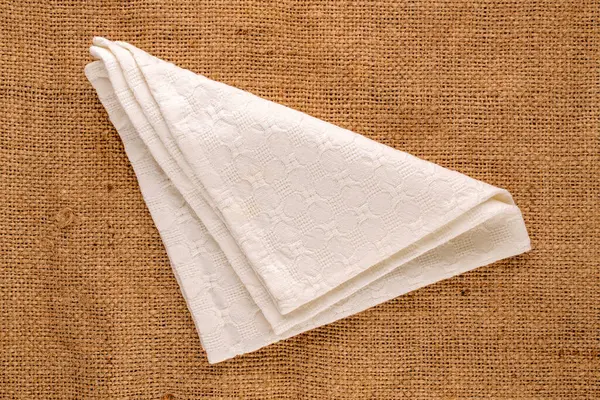 Jüt kumaş üzerine keten peçeteler, yakın plan, üst manzara..