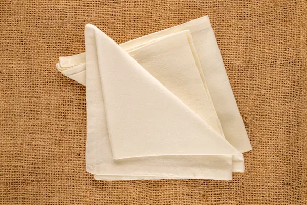 Jüt kumaş üzerine keten peçeteler, yakın plan, üst manzara..