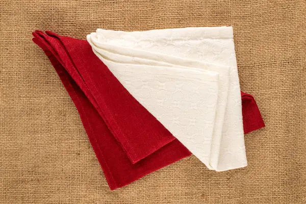 Jüt kumaş üzerine keten peçeteler, yakın plan, üst manzara..