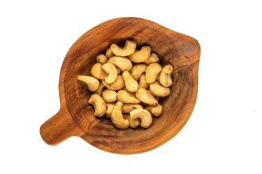 Tahta bir fincanda organik kaju, beyaz arka planda, yakın planda, üst tarafta..