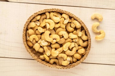 Tahta masa üzerinde saman plakalı organik tahıllar, yakın çekim, üst görüş..