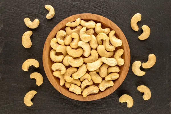 Tahta levhalı organik kaju fıstığı, yakın plan, üst manzara..