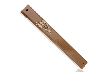 Bir mezuzah, yakın plan, beyaz üzerine izole edilmiş..