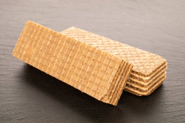 İki tatlı waffle, makro, kayrak taşı üzerinde..