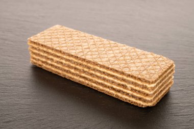 Bir tatlı waffle, makro, kayrak taşı üzerinde.