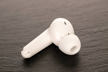 Kayrak taşı üzerinde kablosuz kulaklıklar, makro.