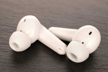 Tahta taşta kablosuz kulaklıklar, yakın plan...