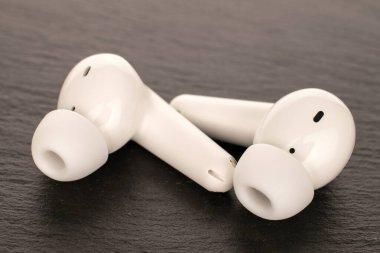 Tahta taşta kablosuz kulaklıklar, yakın plan...