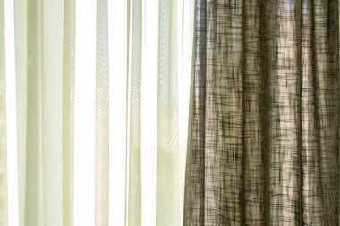 Perdeler, yakın plan, pencerenin üzerinde asılı..